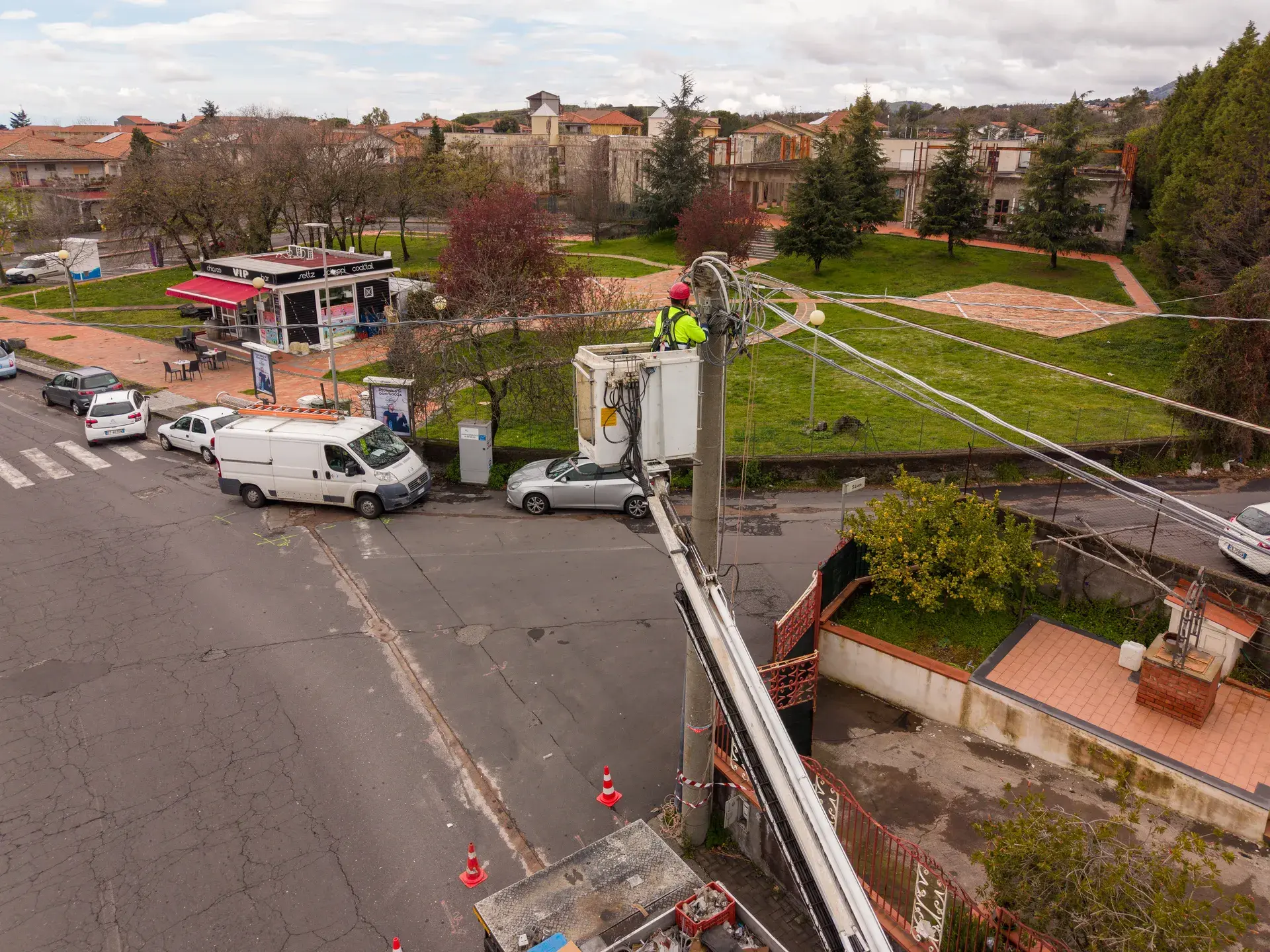 Linee aeree su palo e su traliccio
